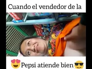 Chapina de corte muestra chiches y es manoseada por el vendedor
