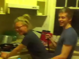 Comendo a novinha enquanto ela cozinha